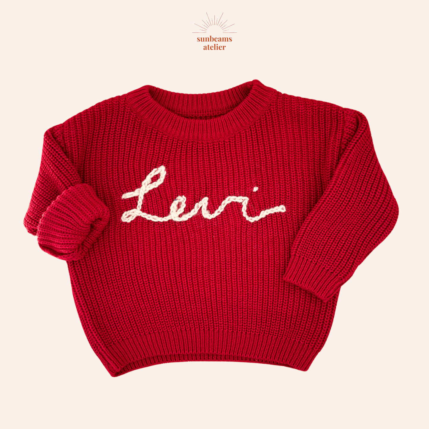 Namenspulli in rot mit einem bestickten Schriftzug "Levi"