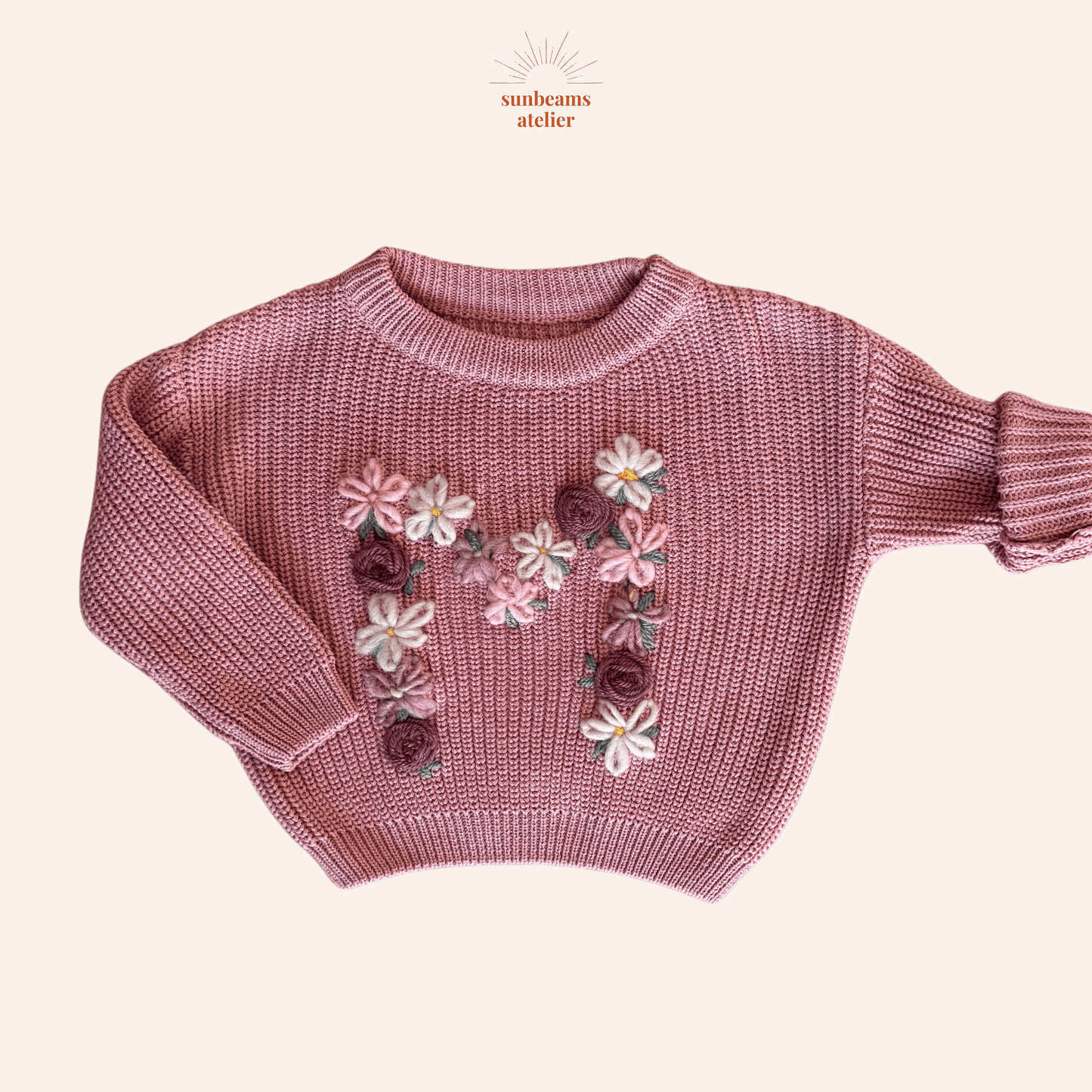 Produktbild eines altrosanen Strickpullover mit einem M-Monogramm aus vielen kleinen Blumen und Rosen in Mauve, Pink und weiß