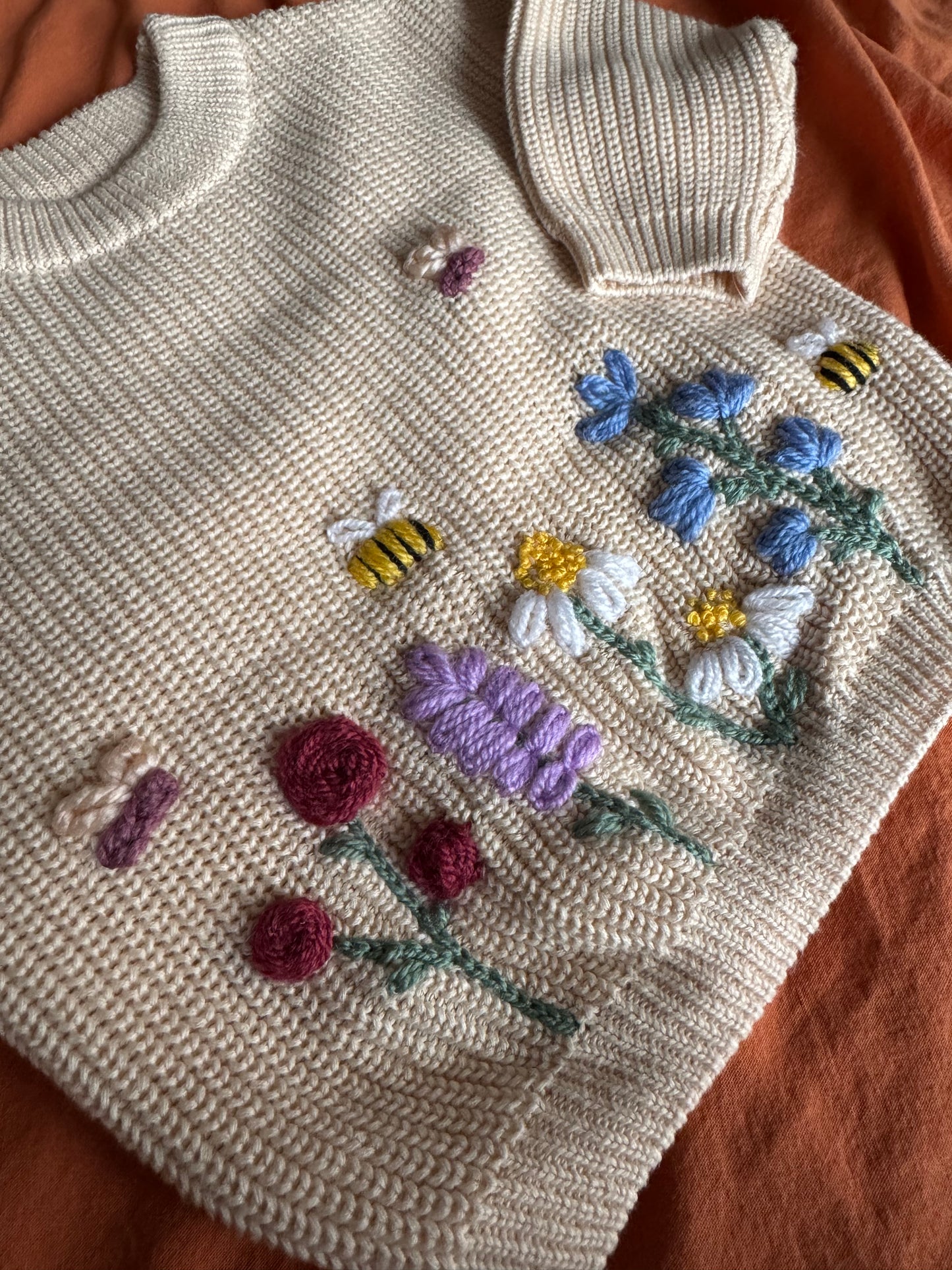 Handbestickter Kinderpullover mit Wiesenblüten