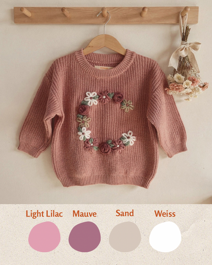 Personalisierter handbestickter Kinderpullover mit Initiale aus Blumen