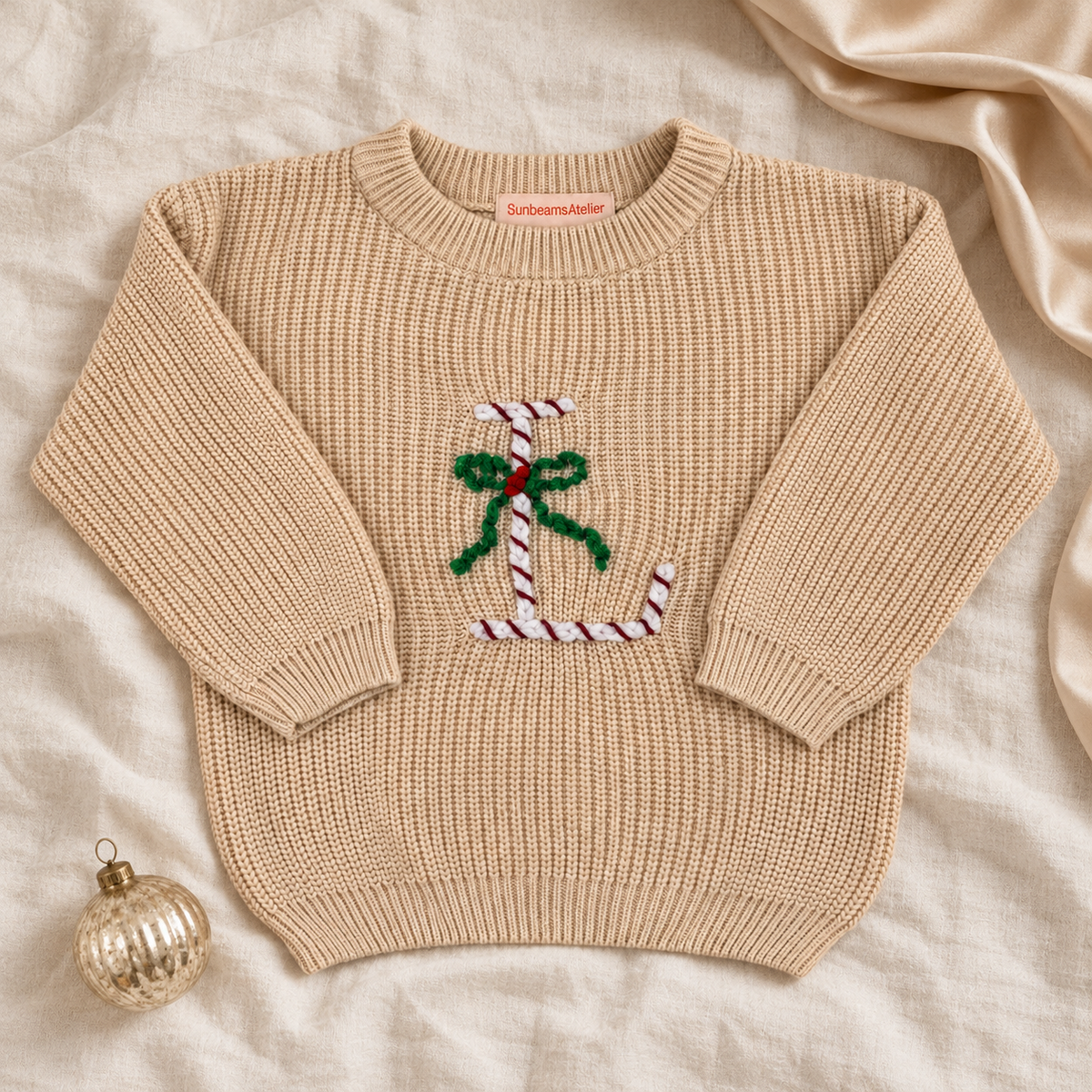 Personalisierter Weihnachtspullover – Initiale mit Schleife