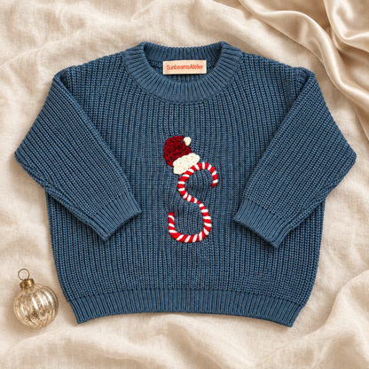 Personalisierter Weihnachtspullover – Initiale mit Weihnachtsmütze