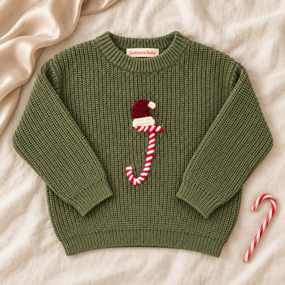 Personalisierter Weihnachtspullover – Initiale mit Weihnachtsmütze