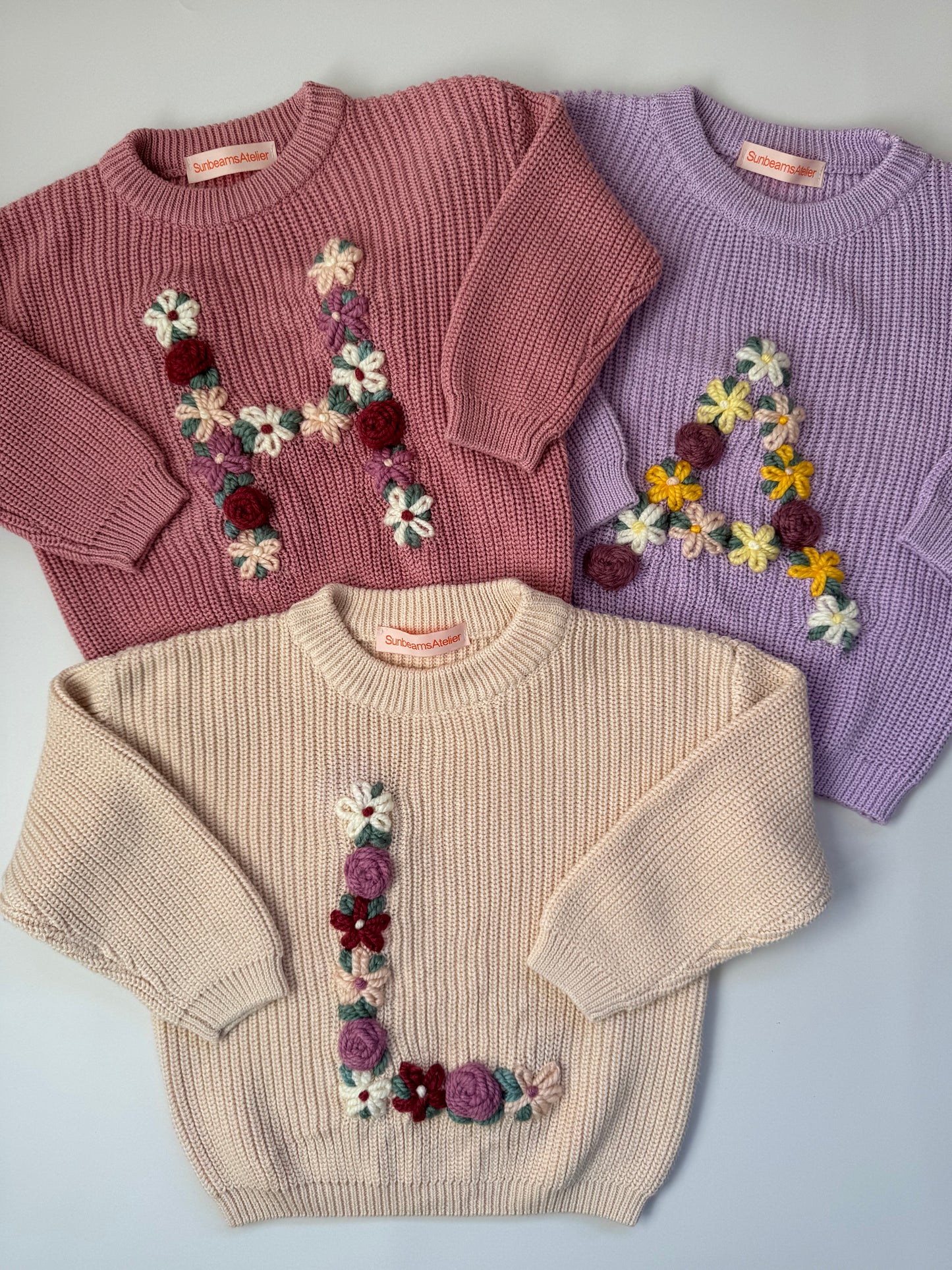 Personalisierter handbestickter Kinderpullover mit Initiale aus Blumen