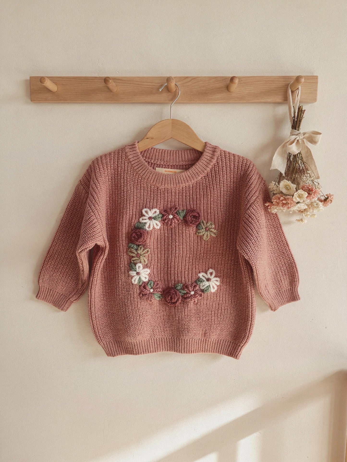 Personalisierter handbestickter Kinderpullover mit Initiale aus Blumen