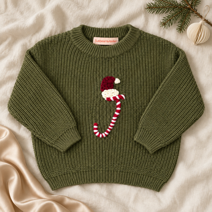 Personalisierter Weihnachtspullover – Initiale mit Weihnachtsmütze