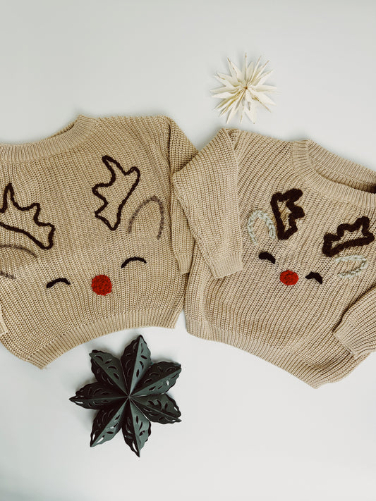 Handbestickter Weihnachtspullover mit Rentier