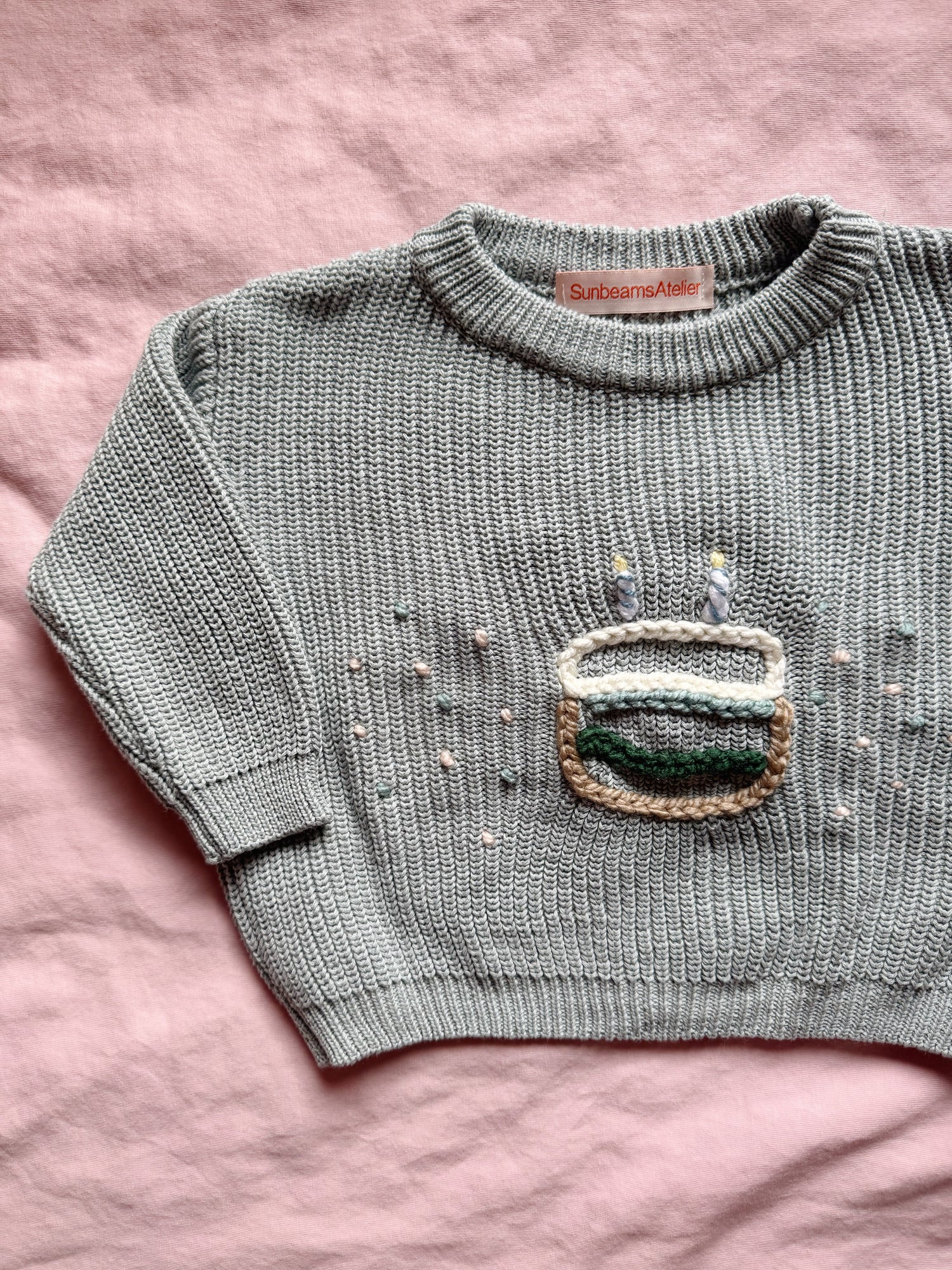 Handbestickter Pullover mit Geburtstagstorte und Kerzen