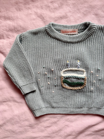 Handbestickter Pullover mit Geburtstagstorte und Kerzen
