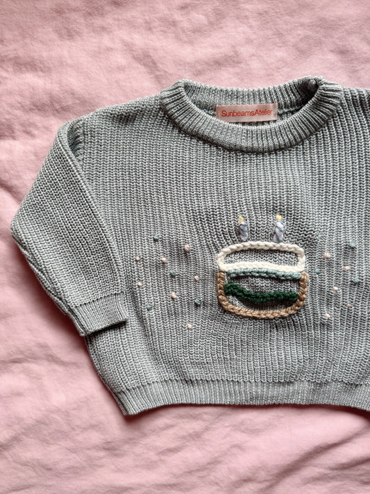 Handbestickter Pullover mit Geburtstagstorte und Kerzen
