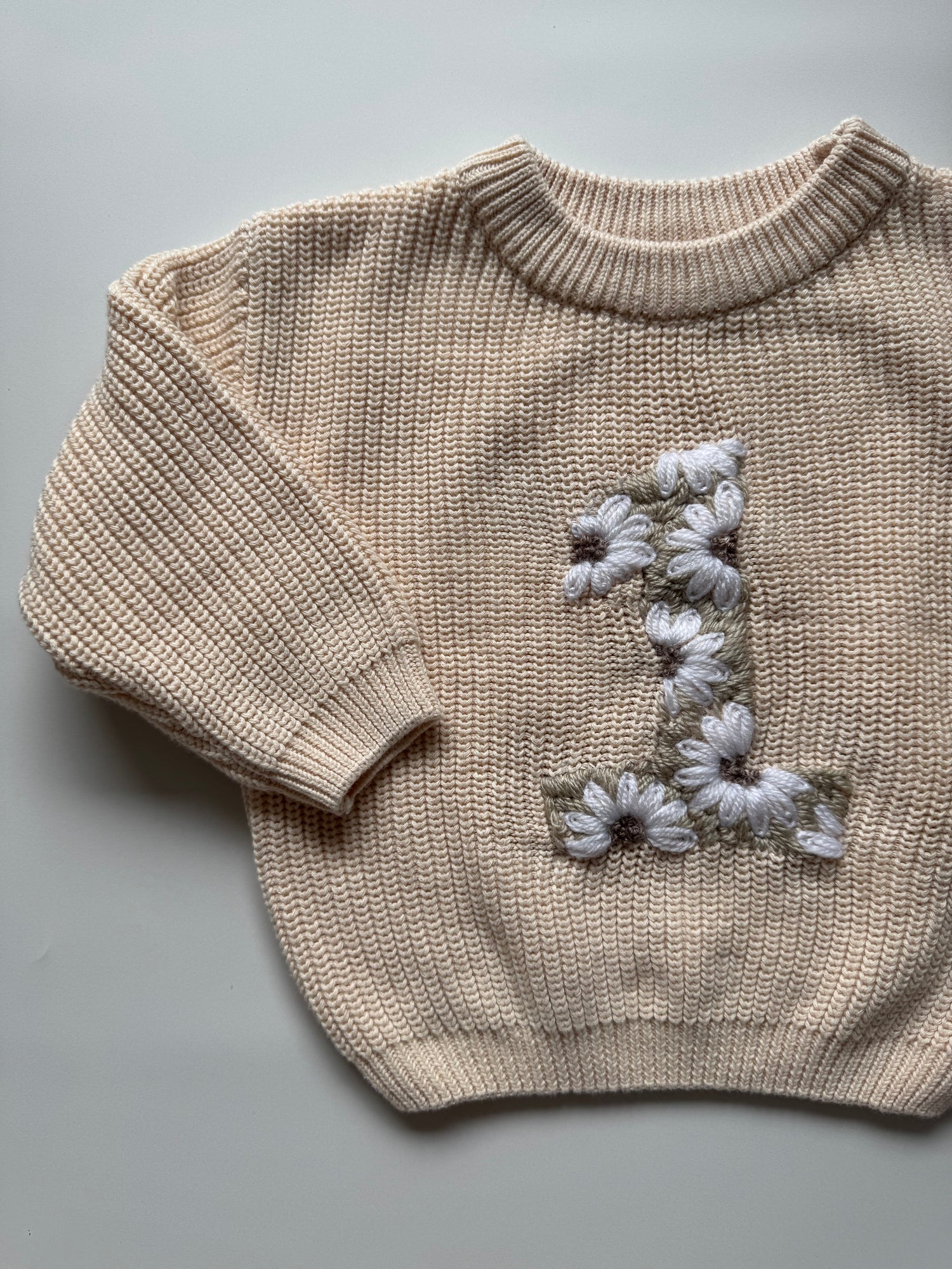 Geburtstagspullover mit Blumenzahl und Margeriten, handbestickter Pullover, perfektes personalisiertes Geschenk, Geschenk zum 1. Geburtstag, Geburtstagsoutfit