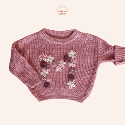 Produktbild eines altrosanen Strickpullover mit einem M-Monogramm aus vielen kleinen Blumen und Rosen in Mauve, Pink und weiß