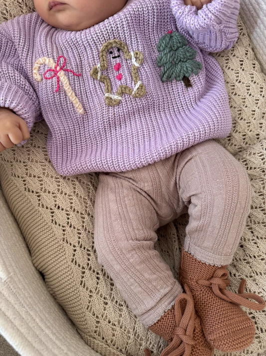 Handbestickter Kinderpullover mit Weihnachtsmotiven: Zuckerstange, Lebkuchenmann und Tannenbaum