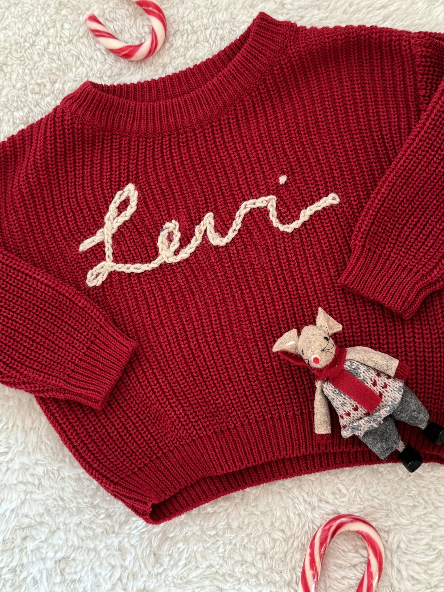 Personalisierter Kinderpullover mit handbesticktem Namen