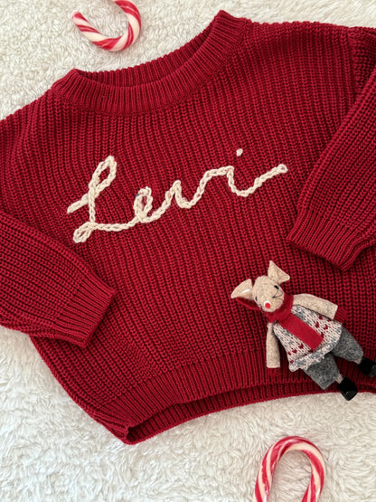 Personalisierter Kinderpullover mit handbesticktem Namen