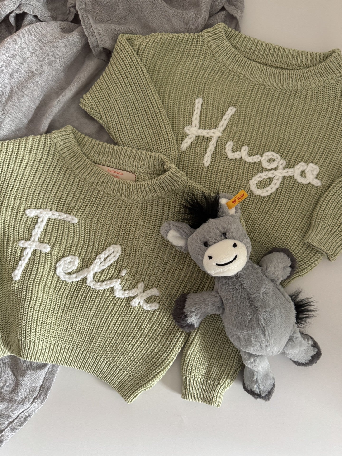Personalisierter Kinderpullover mit handbesticktem Namen