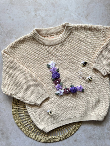 Personalisierter handbestickter Kinderpullover mit Initiale aus Blumen