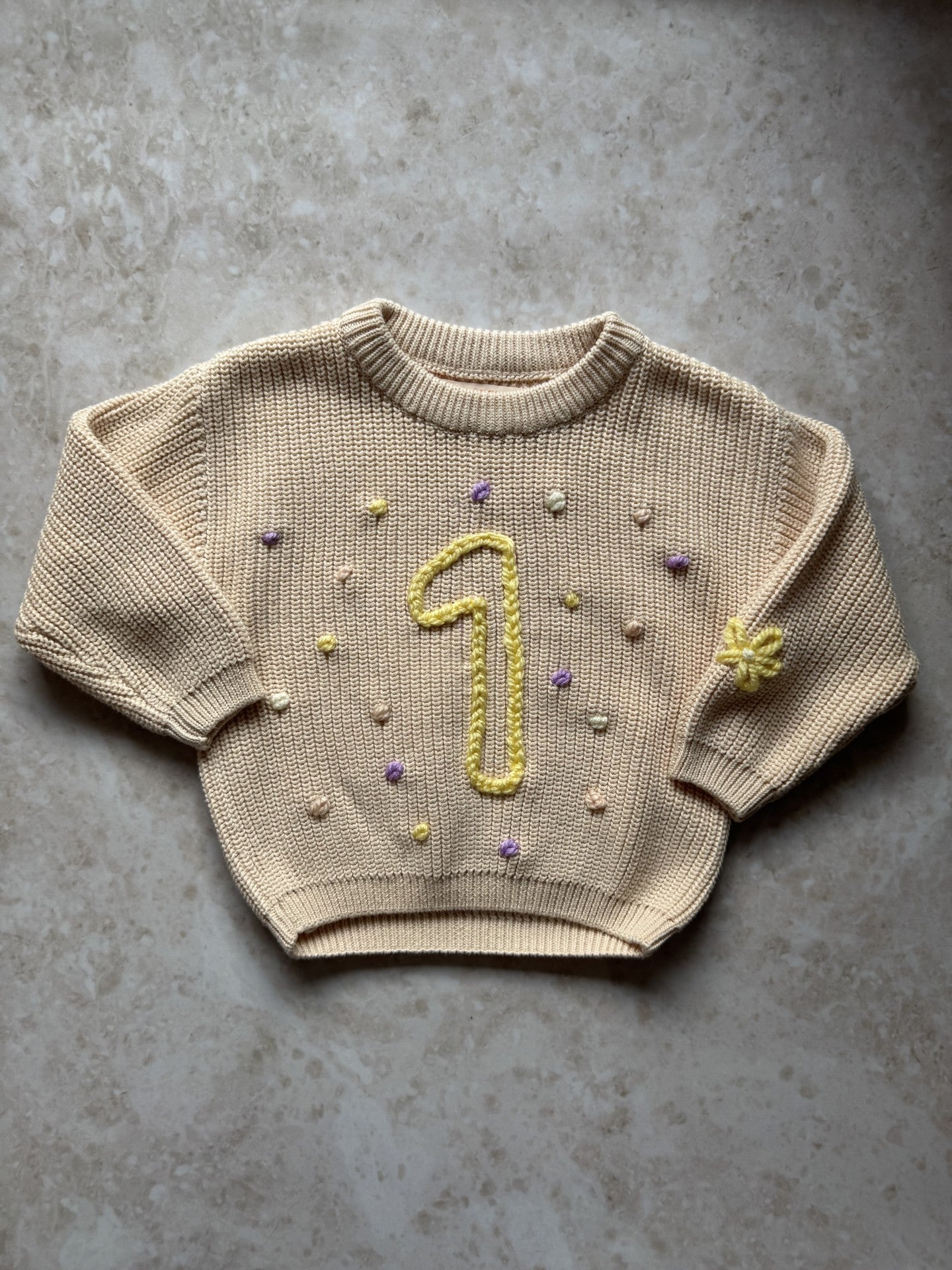 Personalisierter handbestickter Geburtstagspullover mit Konfetti für Kinder